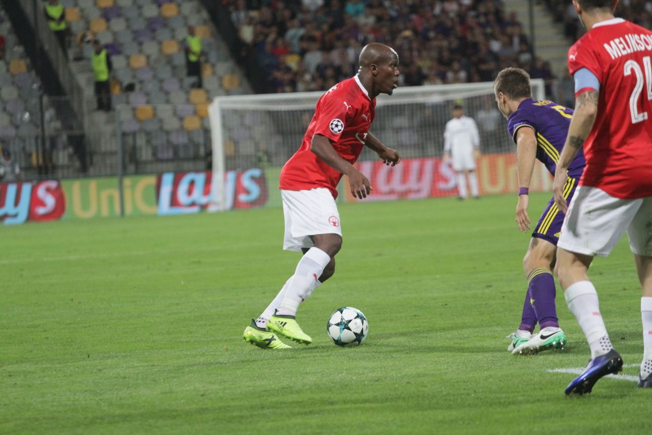 טוני וואקמה מול מאריבור הערב. היה קרוב מאוד להשוות (צילום: בן בודה)